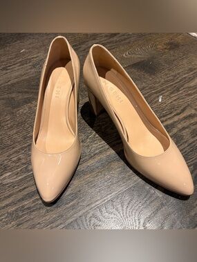Beige / cream / nude / tan pumps / heels; patent leather, size 37 / 6.5